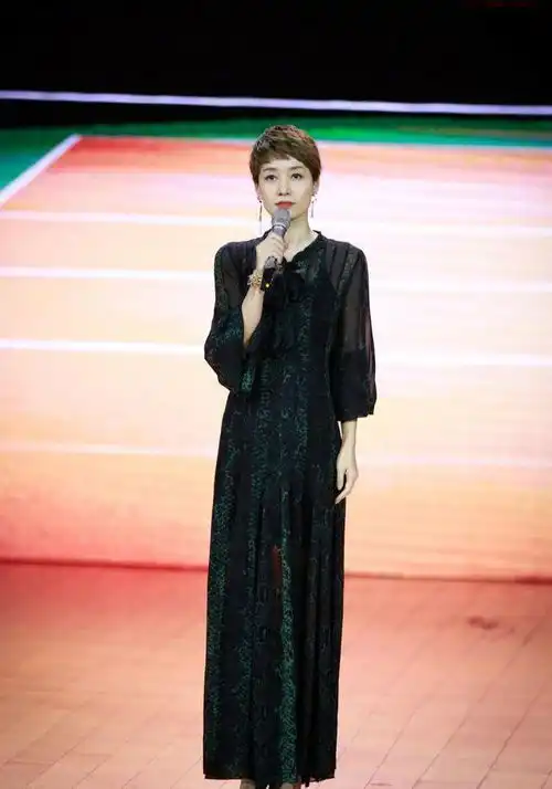 马伊琍又换发型了中分油头精致又干练,黑色蕾丝长裙秀出好身材
