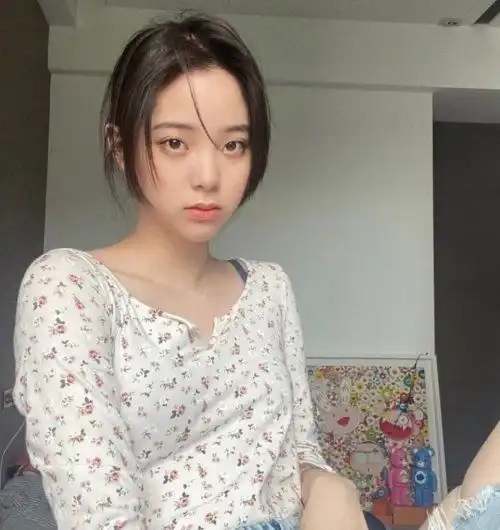 欧阳娜娜床头玩自拍,穿碎花衣上演疼痛杀,网友戏精女孩
