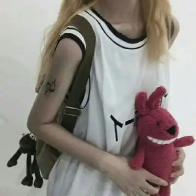 女生头像真人霸气黑色不露头的像小鸟一样在天上飞的感觉