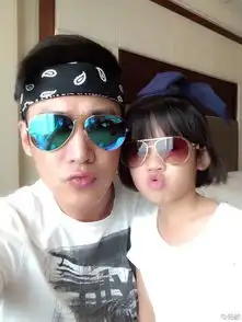 梅婷女儿呆萌小四月似赵薇翻版王菲女儿李嫣清秀可爱