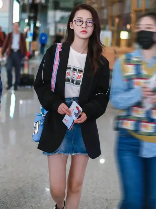 李沁穿牛仔半裙骑单车,30岁还像个少女洋溢着清纯,气质太养眼了