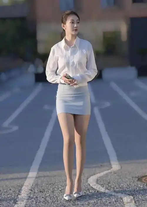 时尚女人日记职场时尚中的致命吸引力白色衬衫与淡蓝色包臀裙的美女街拍