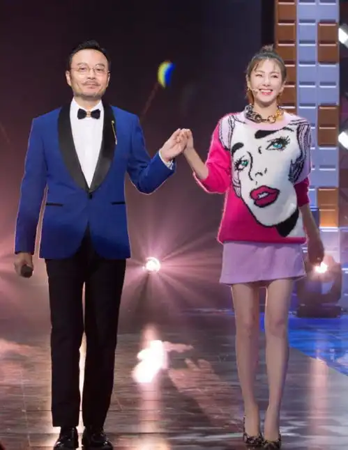 张雨绮机场现身玩涂鸦风,看着凌乱却有点小帅,就是有点显肿