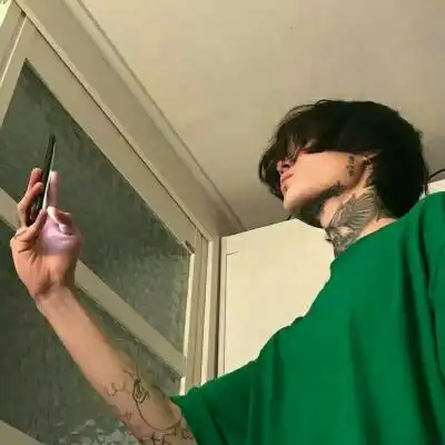 带纹身的男头像