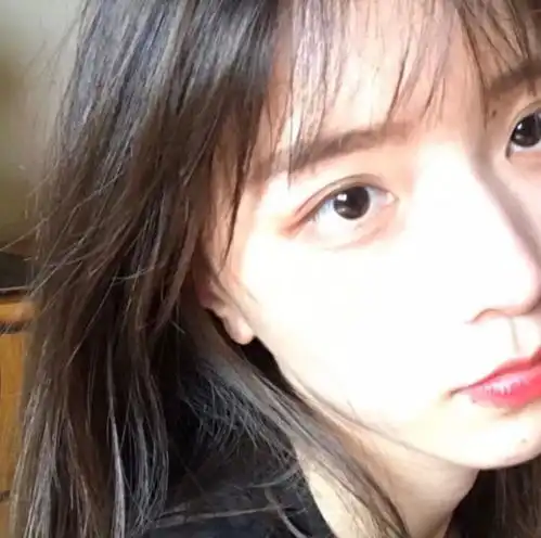 00后常对嘴唇做这3种动作,早晚都会逆风翻盘,难怪美成女神脸