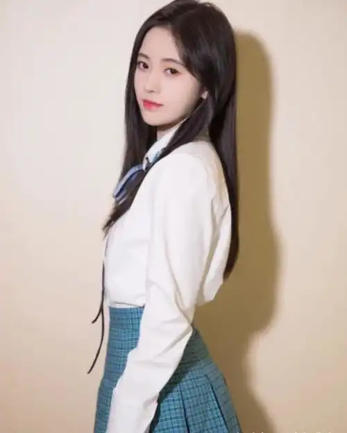 鞠婧祎不装成熟不扮嫩,身穿二分裙犹如仙女