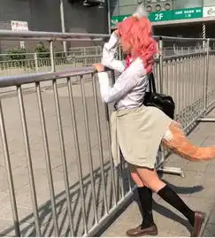 16岁妙龄少女为了成为网红,在街头扮演美丽狐女,引来路人围观