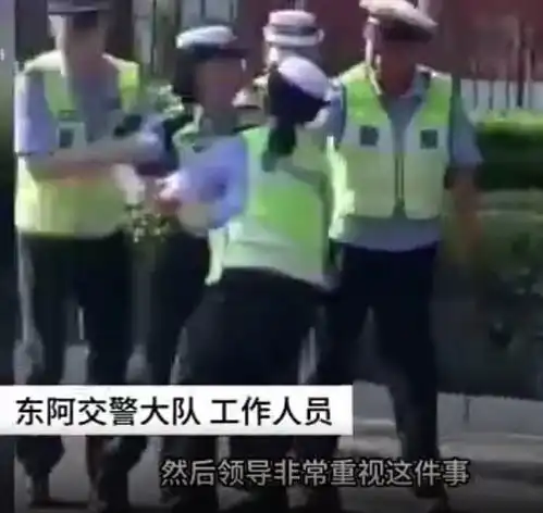 山东一辅警情绪失控欲打骑车女子,竟当街扬言弄死你