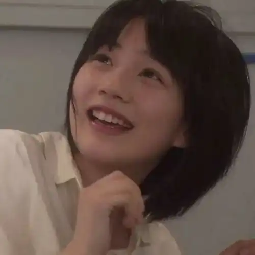 短发女生头像无水印