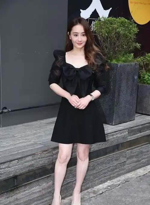 46岁陈德容罕见没变化披浓密秀发搭黑裙美赫本,肌肤更白到发光