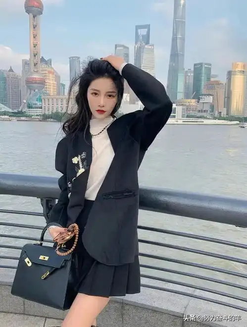 五官精致的小姐姐,穿搭魅力独特惹人爱,高级又时髦