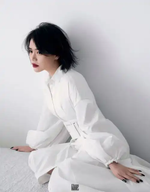 女星马思纯费加罗男士封面大片,黑发红唇造型状态自然松弛