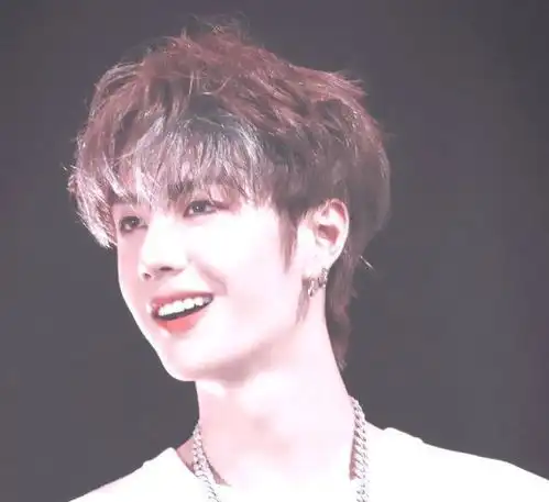 王一博被质疑整容脸,13岁比赛视频曝光,与父母如同粘贴复制