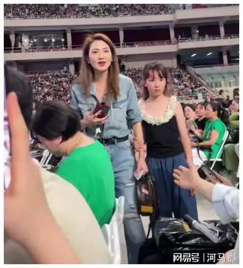 好美洪欣带女儿看王一博,少女颜值看呆众人美女张丹峰豆腐西施综艺节目网易订阅