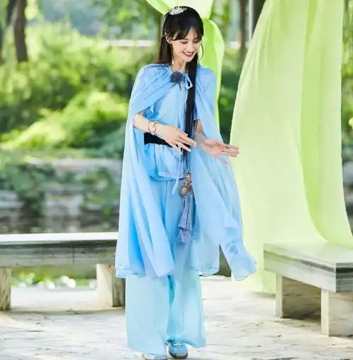 郑爽参加节目,一身蓝色古装裙,仿佛回到了古剑奇谭,漂亮