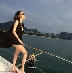 中国女孩豪掷千金炫富17个爱马仕包排成排