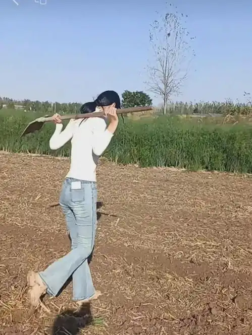 大衣哥朱之文引争议与妙龄美女形影不离,种地演出聊天都在一起