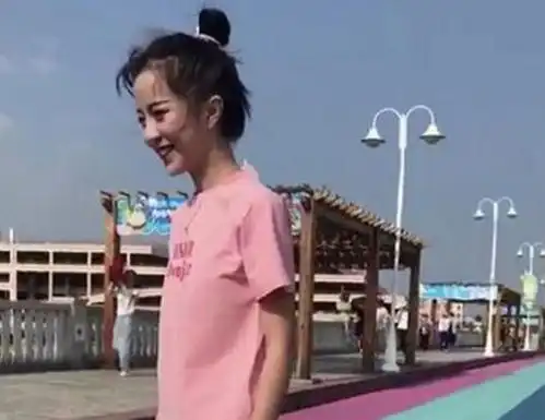 走在街上都认不出的网红杨清柠脸好大,她去当演员还被艳压