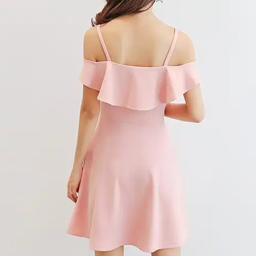 百变女王的美搭吊带连衣裙,提升气质必备美物,时髦不过时