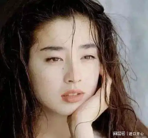 女生头像带花真人靳魏坤