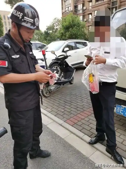 浙江一小区有人被高空坠物砸中一看,一叠万元现金