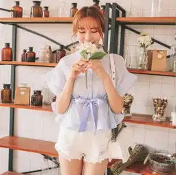 香槟色的蕾丝半身裙配什么上衣好看