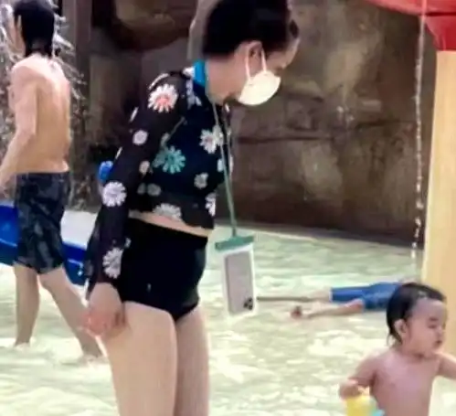 组图网友水上乐园偶遇向佐一家郭碧婷穿泳衣陪娃显露真实身材