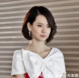 戚薇和李承铉机场现身,两人戴墨镜甜蜜有爱,女儿样貌像极小戚薇