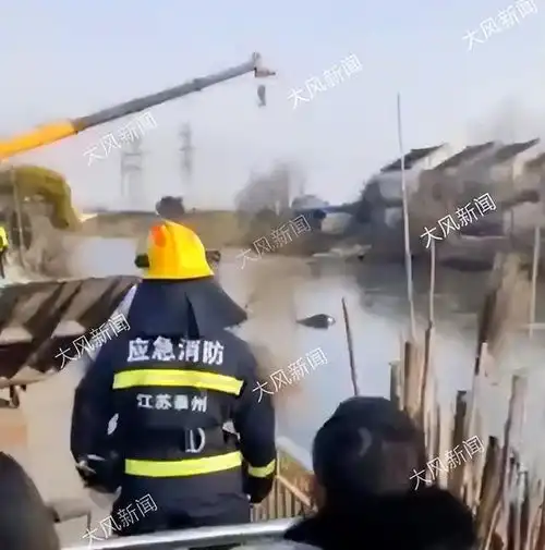 江苏泰州,女子在家练车,因操作失误撞坏围墙,车辆坠入旁边4米深的河里