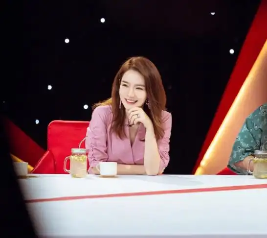 女神戚薇终于换风格,颜色太惊艳,宛若温婉柔情的小女人