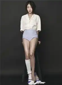 明星美女周冬雨时尚大片秀长腿写真