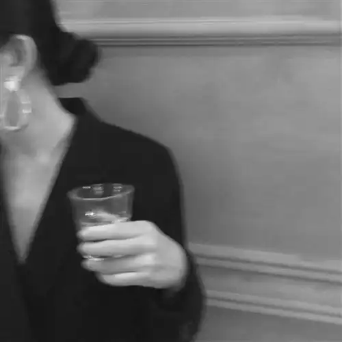 快手黑白女生头像,一个愿意听你说废话的女人