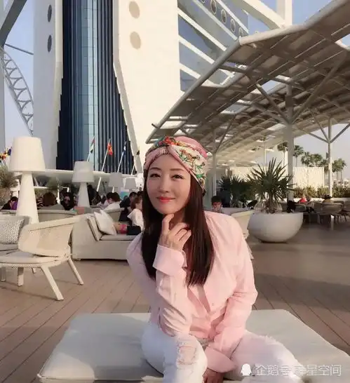 不老女神杨钰莹越活越少女,妥妥的个30几岁甜歌王后,粉粉嫩嫩好看极了