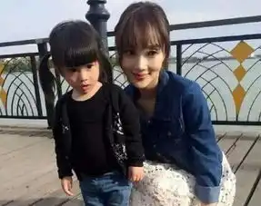 李小璐娇俏合影小女孩母爱爆棚尖下巴十分抢镜图