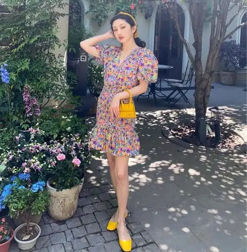 百褶裙过时了,流行的是齐腰裙,显瘦显高,周洁琼都在穿