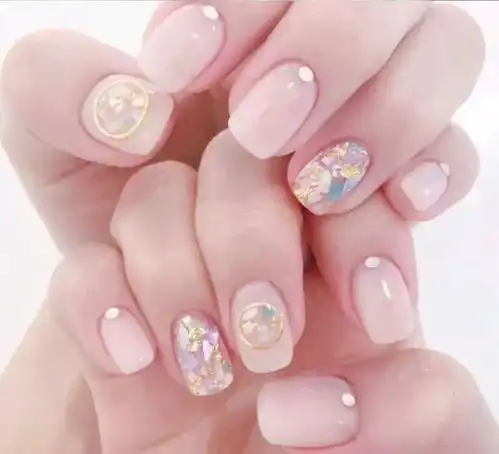 清新的裸色系美甲,让你指尖变美零负担