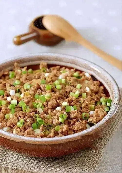 蒸菜不仅保持了菜肴的原形原汁原味,而且蒸的饭菜含油脂少