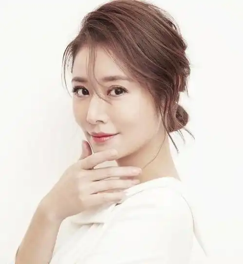 林心如哪像当妈的样子,卡通裙走机场,素颜戴眼镜更像学生妹