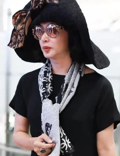 金星带老公高调现身戴欧美贵妇帽像女王,外国老公高大又帅气,可惜了