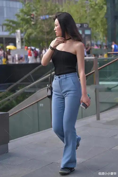黑背心吊带配蓝拖地裤,高级感十足,高贵气质