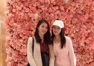 杨钰莹48岁又怎样粉色衬衫尽显少女般超嫩,头巾造型好惊艳