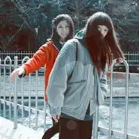续写姐妹花qq头像吃着冰激凌一起逛着街