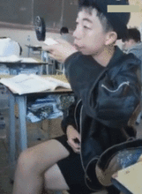 搞笑gif趣图女汉子玩手机就是与众不同