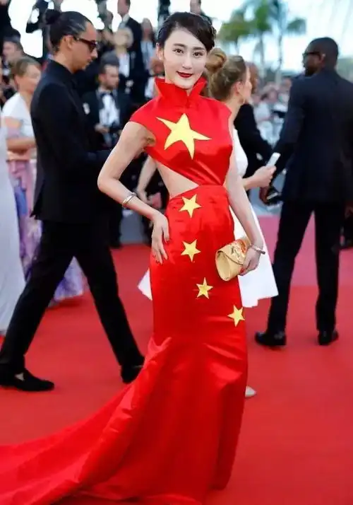 戛纳电影节红毯,国旗装女明星终于红了