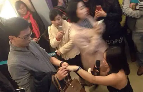 女子当街跪地向男子表白,男子勉强答应,脸部表情耐人寻味