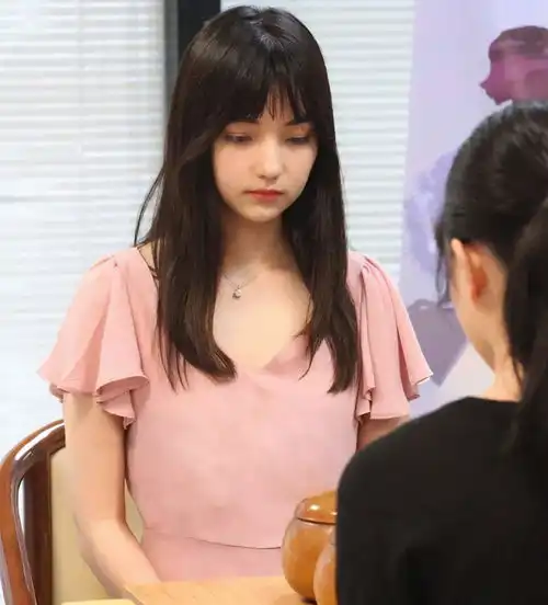 26岁棋坛女神登时尚杂志,曾穿旗袍到国外教围棋,厌世脸太惊艳