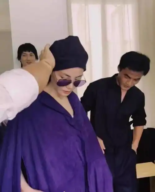 天后王菲端着酒下场走秀,时尚圈这样又美又任性的秀还是头一场