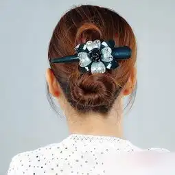 45岁中年妇女发夹盘头发,发型想不美都不行