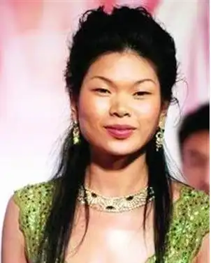 她是中国第一丑模,误打误撞嫁给法国富豪,8岁儿子酷似贵族王子