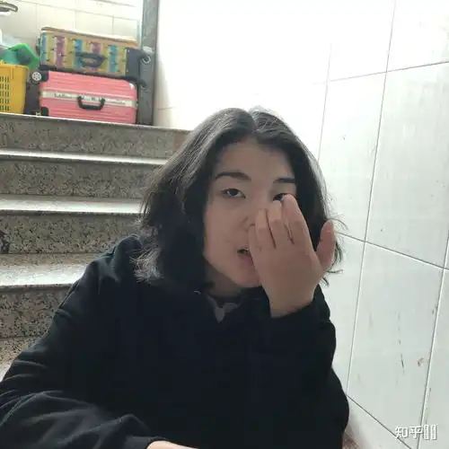 一个女孩子,长得真的不好看的那种丑,没有钱重点,该如何穿戴体面,让人觉得有气质,减轻自身丑貌